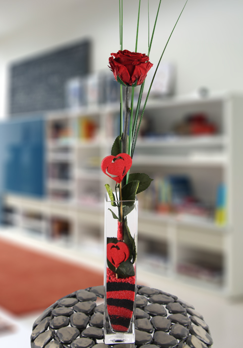 Jarrón de cristal con una rosa roja estabilizada (duran para siempre)