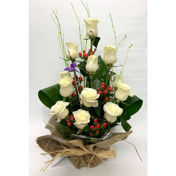 rosas blancas con hypericum