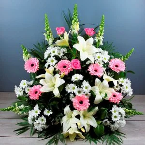 centro en rosa y blanco para funerales en Pamplona