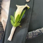 Prendidos para novio y padrino en Pamplona: el detalle floral de vuestra boda