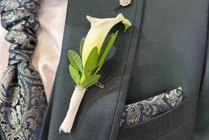 Prendidos para novio y padrino en Pamplona: el detalle floral de vuestra boda